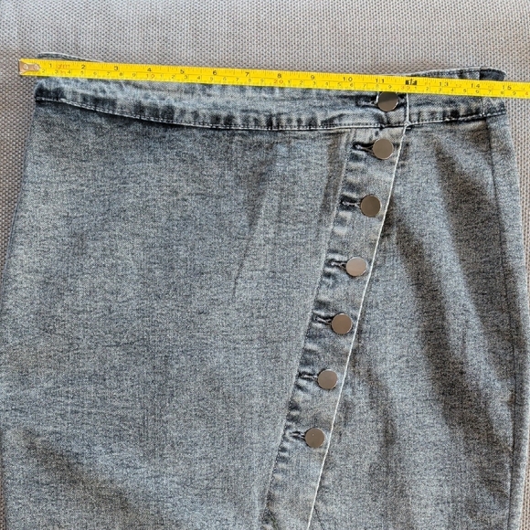 Women's Grey Button-Front Wrap Denim Skirt - Picture 5 of 7